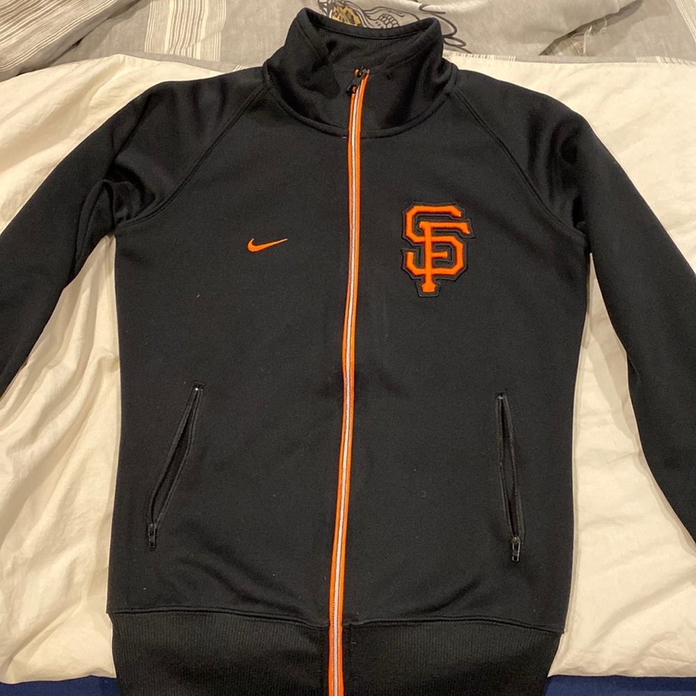 Woman’s SF giants zip up